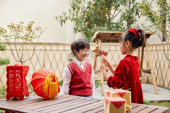 新年儿童在院子里玩耍图片