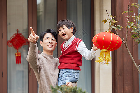 父亲抱着儿子装饰新年氛围图片