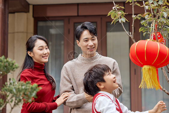 过年装饰院子的一家人图片