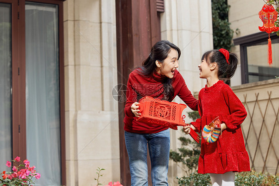 院子里手拿灯笼的母女图片