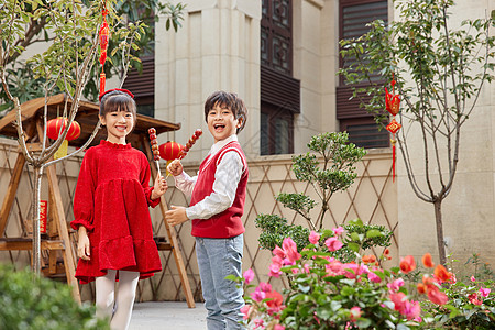 过年在院子里吃糖葫芦的孩子们背景