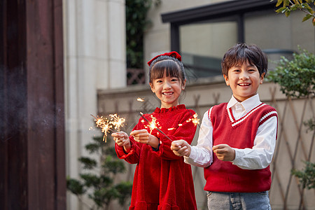 儿童过年在院子里放烟花图片