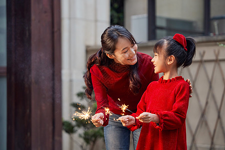 母女在院子里放烟花图片