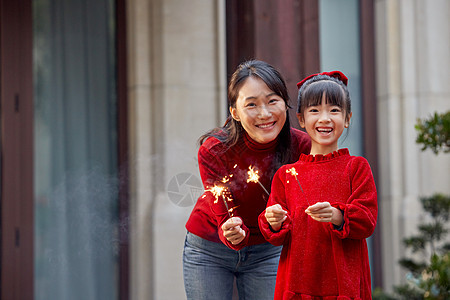 母女在院子里放烟花图片