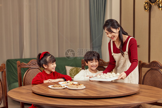 节假日家庭一起包饺子图片