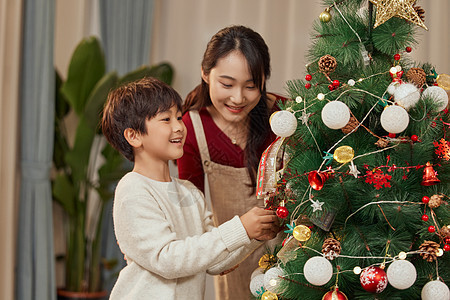 开心装饰圣诞树的孩子图片