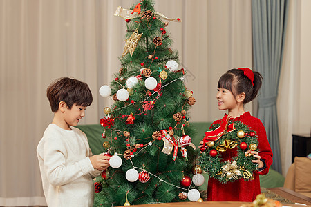 开心装饰圣诞树的孩子们图片