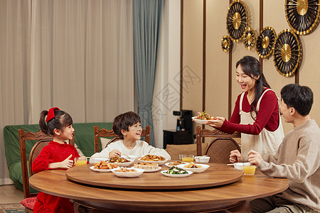新年一家人餐桌吃饭高清图片