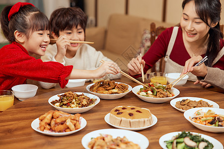 传统家庭新年一家人吃年夜饭背景