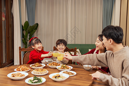 新年团圆的一家人餐桌吃饭图片