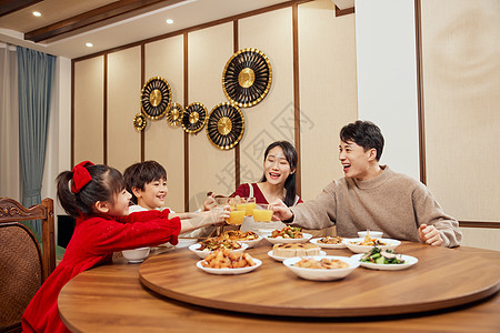 一家人餐桌吃团圆年夜饭图片