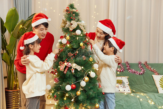 圣诞节一家人装饰圣诞树图片