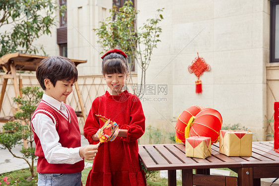 孩子们过年在院子里玩耍图片