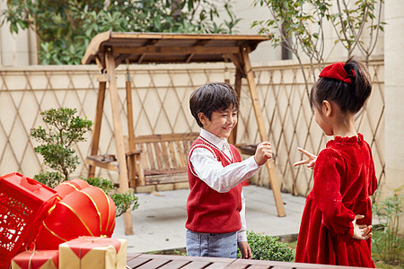 孩子们过新年在院子里玩耍图片