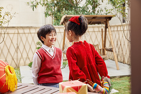 孩子们过年在院子里玩耍图片