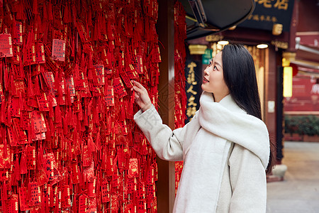 春节庙会里祈福的新年女性背景图片