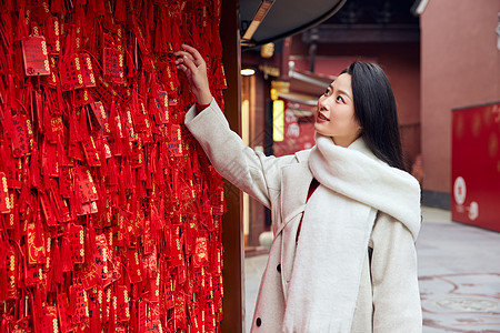 在庙会里祈福的新年女性图片