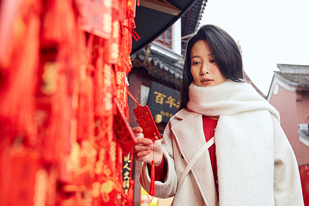 节日氛围庙会里祈福的新年美女背景