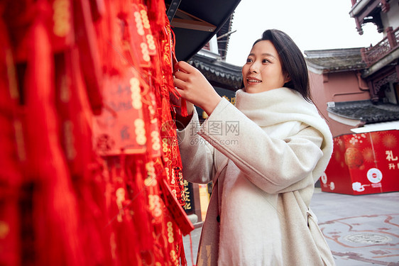 青年女子许愿祈福图片