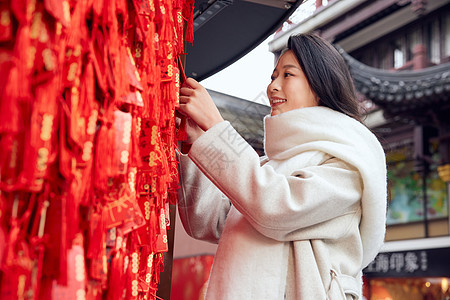 庙会里新年祈福的新年女性图片