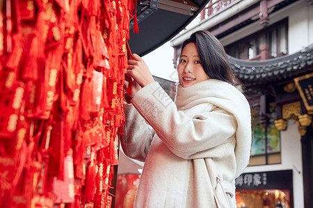 庙会里祈福的新年女性图片