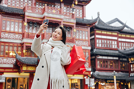 外出采购年货的女子自拍图片