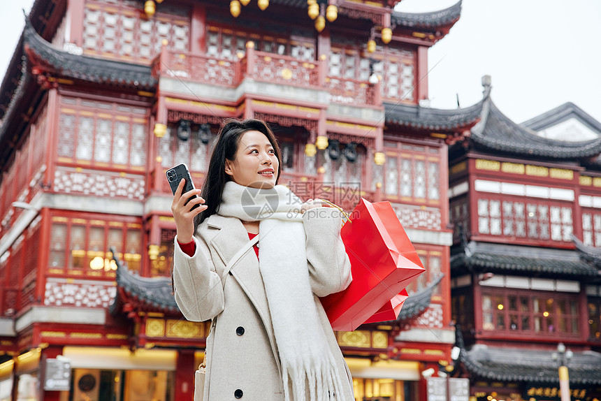 外出采购年货的女子感受节日氛围图片