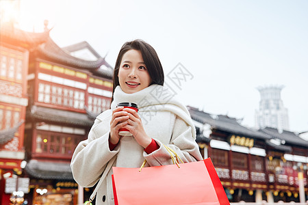 庙会里感受新年氛围的女子图片