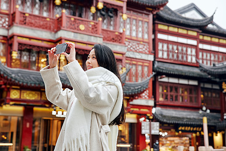 感受节日氛围的青年美女图片