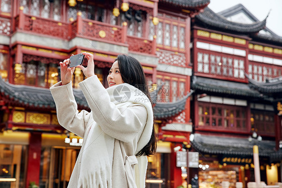 感受节日氛围的青年美女图片