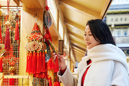 青年女性采购新年装饰图片