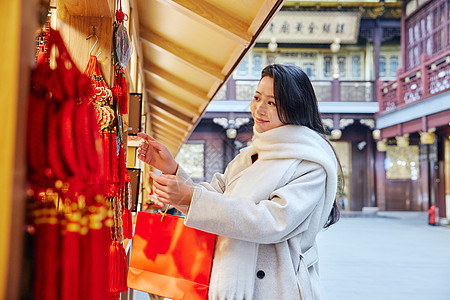 采购新年装饰的青年女性图片