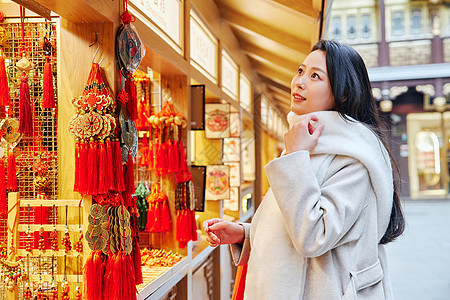 逛庙会的青年美女逛街买新年配饰图片