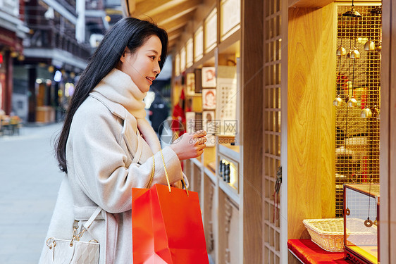 采购新年装饰的青年女性图片