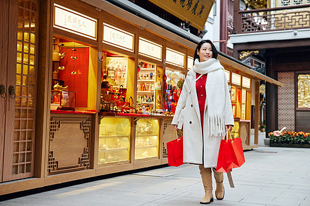 采购新年装饰的青年女性图片