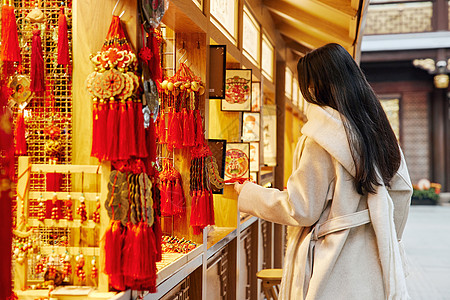 逛庙会的青年女性逛街买新年配饰高清图片