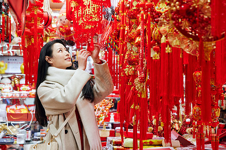 女人味儿青年女性采购年货新年装饰背景