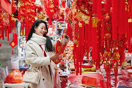 青年女性采购年货新年装饰背景图片