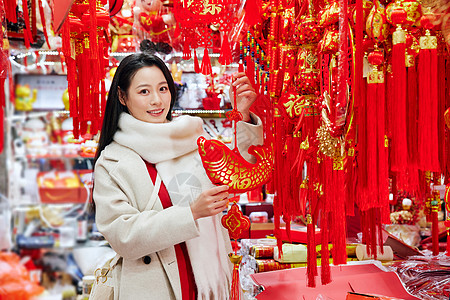 青年女性商店采购新年年货装饰图片