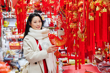 青年女性商店采购新年年货装饰图片