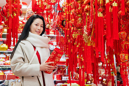 采购年货新年装饰的女性形象图片