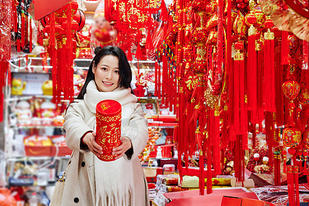 采购新年年货装饰的女性形象图片