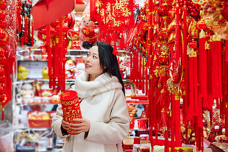 青年美女购买年货新年装饰图片