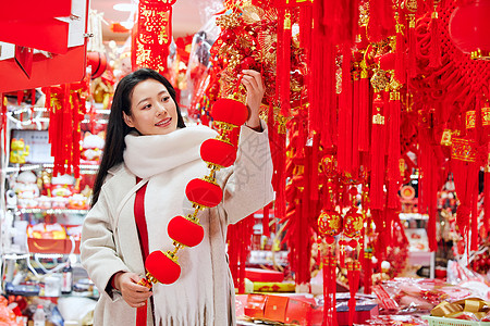 采购新年年货挂件的女性图片