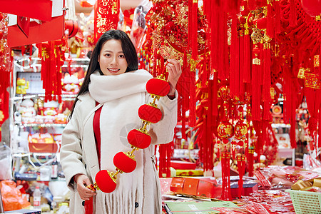 女人味儿采购新年年货挂件的女性背景