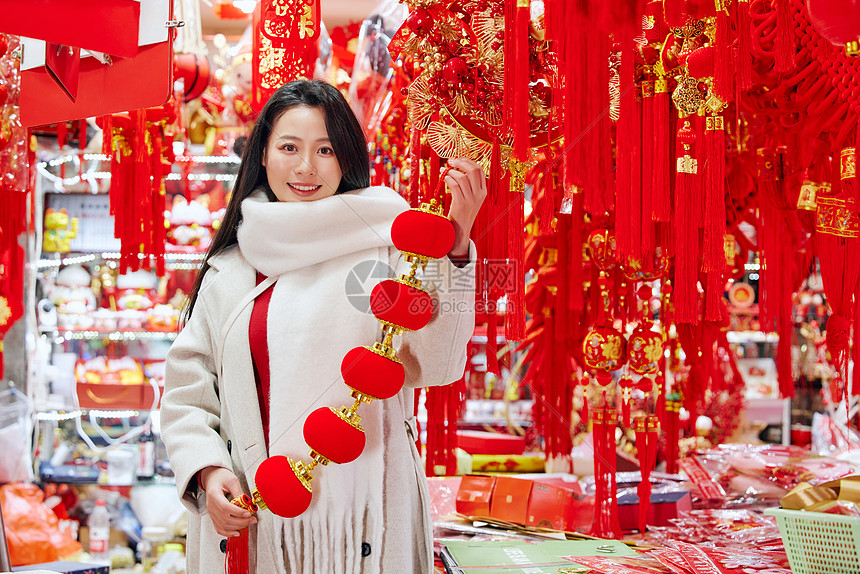 采购新年年货挂件的女性图片