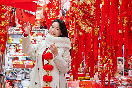 采购年货新年装饰的女性图片