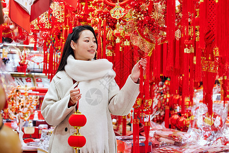 青年女性商店采购年货新年装饰背景图片