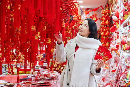 青年女性购买年货新年装饰图片