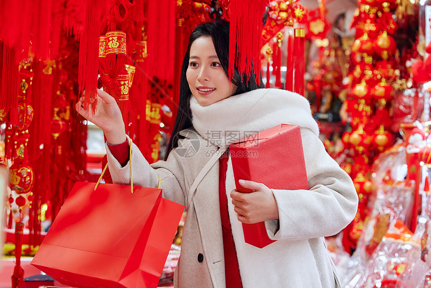 青年女性商店采新年装饰图片